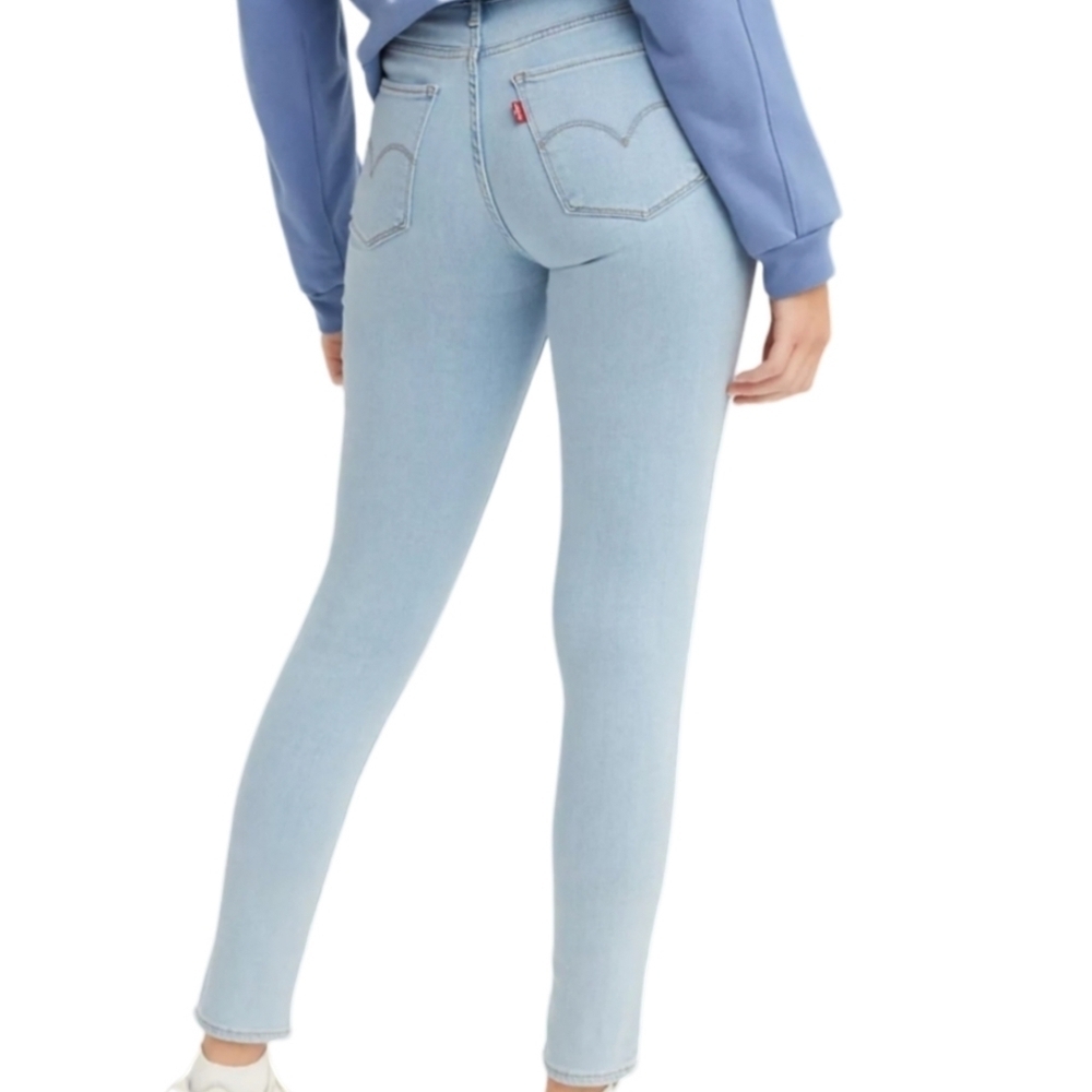 Levi's Woman Light Wash 711 Skinny Jeans